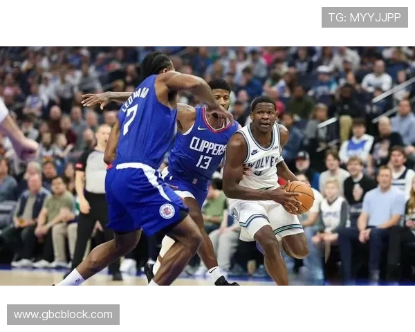 NBA最新赛程全面解析 球队对决焦点球员表现盘点